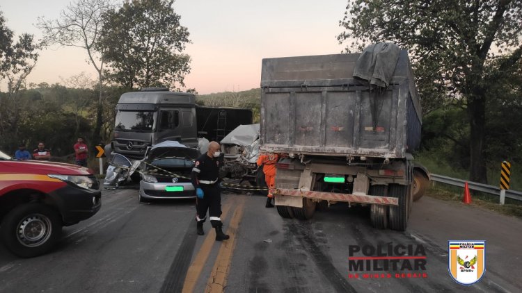 Acidente com duas carretas e um Fox interdita trânsito por 5 horas na MG-050 na sexta-feira, 19