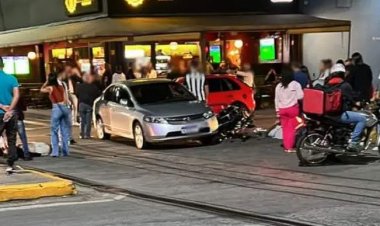 Honda Civic e moto colidem na Jove Soares