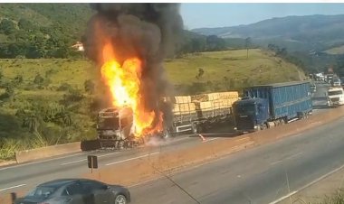 Alto risco na estrada: carreta pega fogo enquanto outras passam ao lado, na Fernão Dias