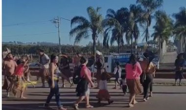Manifestação interdita o trânsito na Fernão Dias em São Joaquim de Bicas