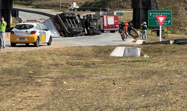 Carreta tomba no  Trevo da Universidade