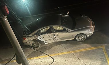 Homem bate com carro  em muro, derruba poste e assusta vizinhos
