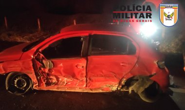 Três carros e uma carreta colidem na MG-050