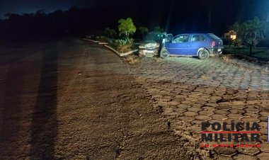 Motorista de Gol tem visão ofuscada e bate em Fiat Strada