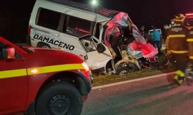 FERNÃO DIAS: Acidente grave com van e carreta em Carmópolis