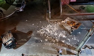 Caçamba é atingida por carro, que capota em seguida