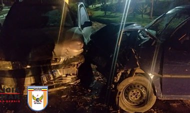 Motorista de Gol tem visão ofuscada e bate em Fiat Strada