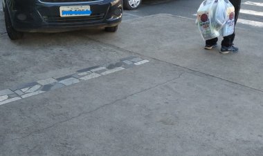 Caminhão bate em Fiesta, que bate em Ka, que sobe no passeio da Jove Soares