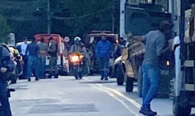 Motos batem e atingem Corolla próximo ao D.I