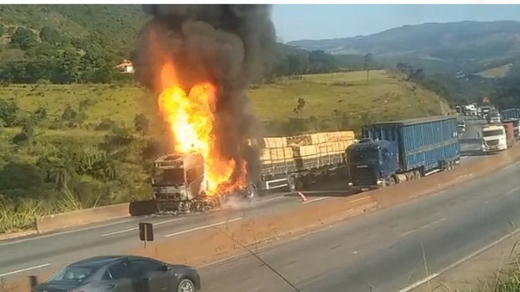 Alto risco na estrada: carreta pega fogo enquanto outras passam ao lado, na Fernão Dias