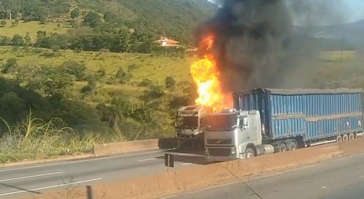 Alto risco na estrada: carreta pega fogo enquanto outras passam ao lado, na Fernão Dias