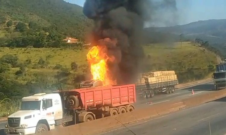 Alto risco na estrada: carreta pega fogo enquanto outras passam ao lado, na Fernão Dias