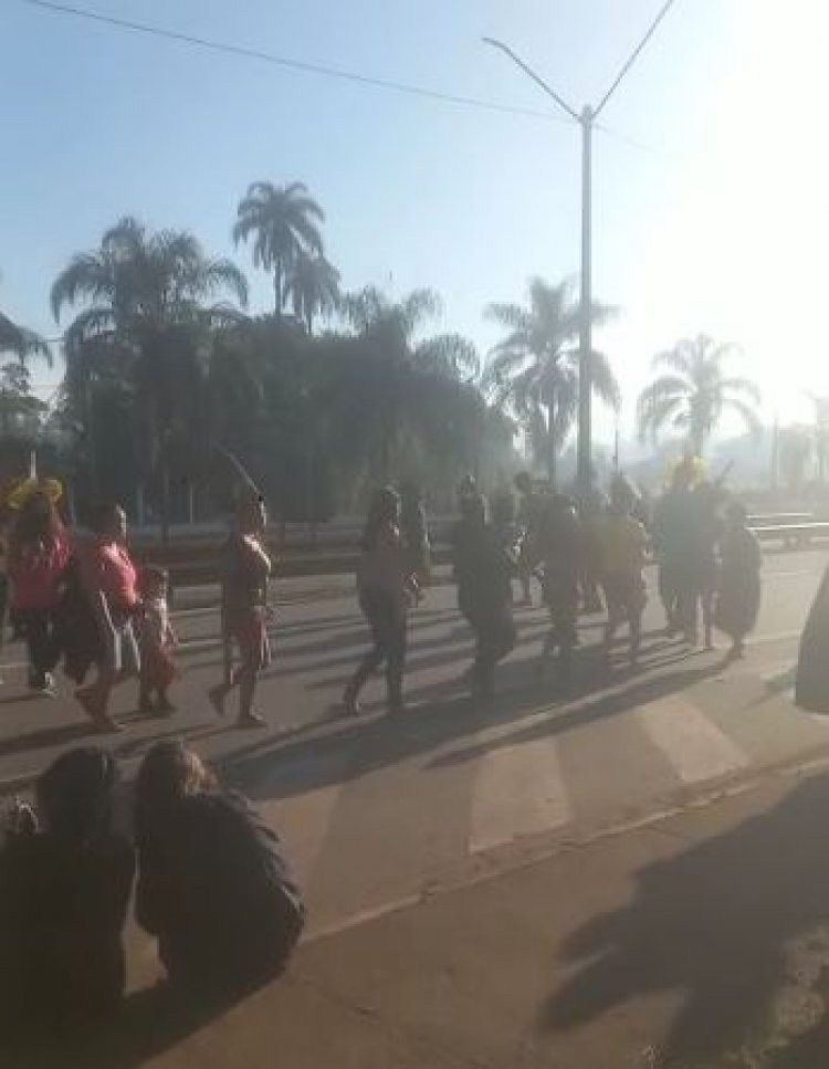 Manifestação interdita o trânsito na Fernão Dias em São Joaquim de Bicas