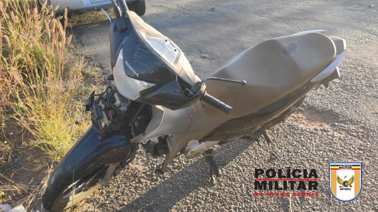 Motoqueiro faz ultrapassagem proibida e bate em Astra na MG 431