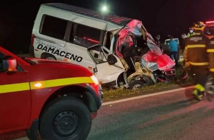 FERNÃO DIAS: Acidente grave com van e carreta em Carmópolis