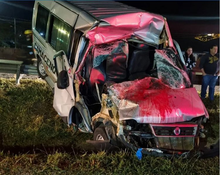 FERNÃO DIAS: Acidente grave com van e carreta em Carmópolis