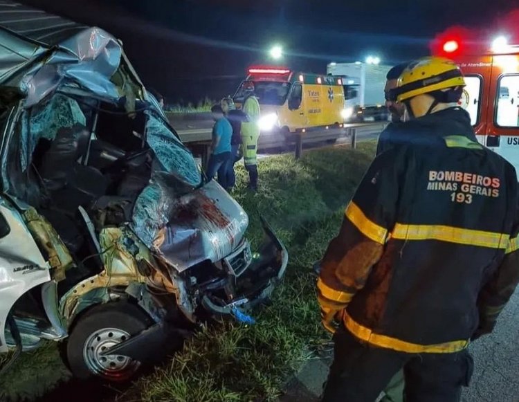 FERNÃO DIAS: Acidente grave com van e carreta em Carmópolis