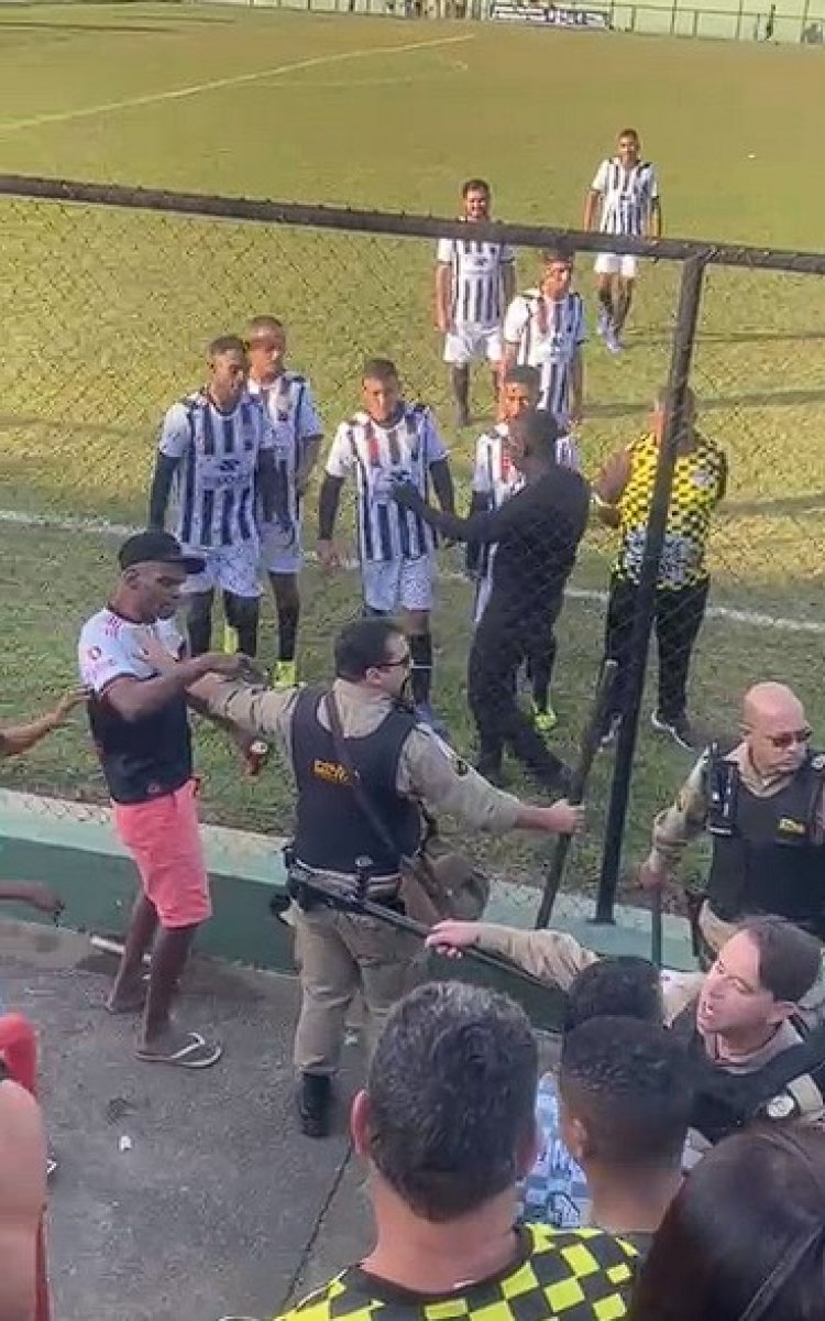 PM usa cacetete, bala de borracha e spray de pimenta para “espalhar” confusão em campo de futebol