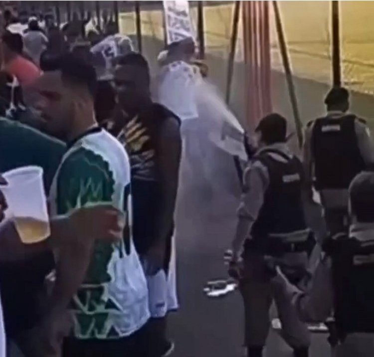 PM usa cacetete, bala de borracha e spray de pimenta para “espalhar” confusão em campo de futebol