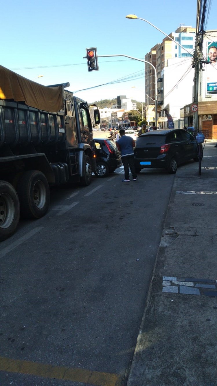 Caminhão bate em Fiesta, que bate em Ka, que sobe no passeio da Jove Soares