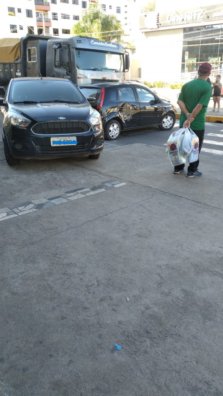 Caminhão bate em Fiesta, que bate em Ka, que sobe no passeio