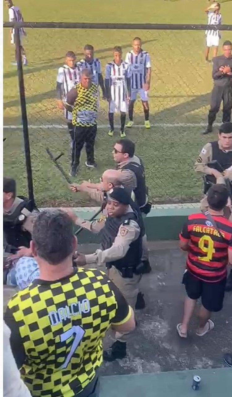 Cacetete, bala de borracha e spray de pimenta em campo de futebol