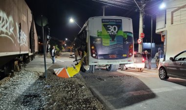 Ônibus é atingido por trem na travessia da Silva Jardim, de novo...