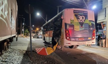 Ônibus é atingido por trem na travessia da Silva Jardim