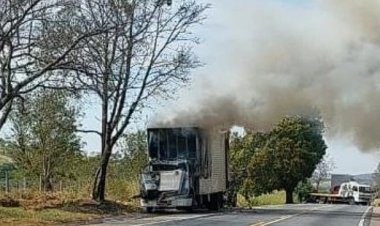Caminhão em chamas  interdita MG-050