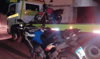 Motoqueiro faz manobras  arriscadas e é preso pela PM