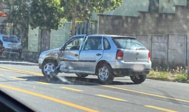 Carros batem na Avenida Prefeito Milton Penido