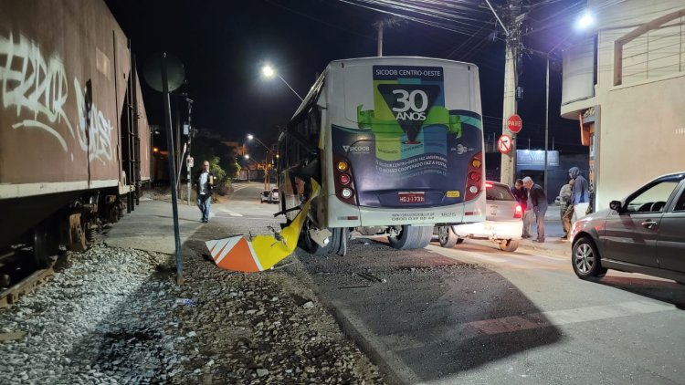 Ônibus é atingido por trem na travessia da Silva Jardim, de novo...