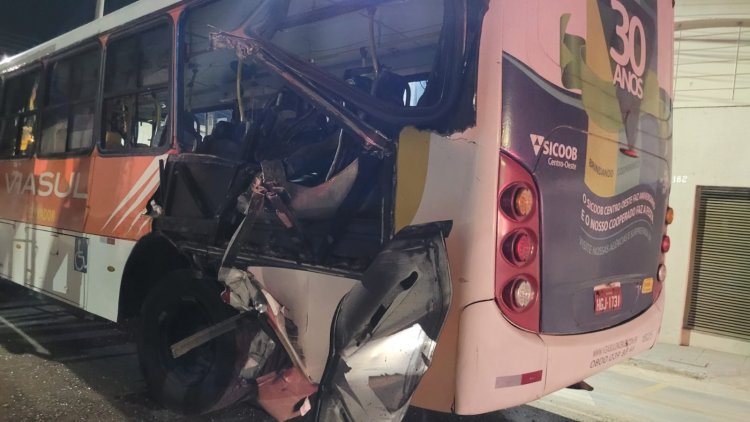 Ônibus é atingido por trem na travessia da Silva Jardim, de novo...