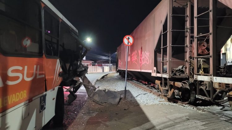 Ônibus é atingido por trem na travessia da Silva Jardim, de novo...