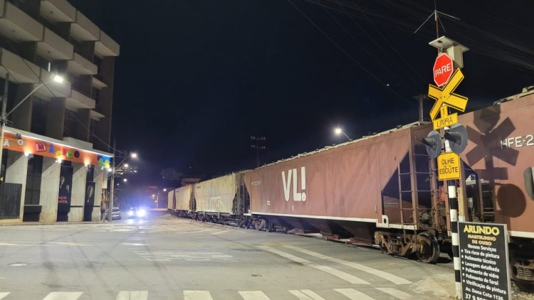 Ônibus é atingido por trem na travessia da Silva Jardim, de novo...