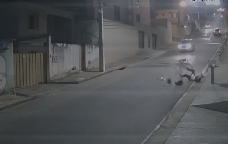 Jovem de 16 anos ‘escapa da morte’ em acidente de bicicleta na Rua Divinópolis em Itaúna