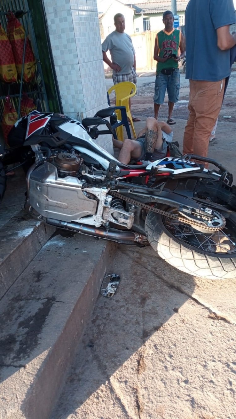 Moto bate na “entrada de bar” nos Garcias