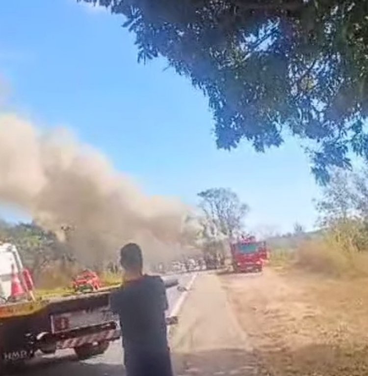 Incêndio em caminhão interdita MG-050 provocando engarrafamento de vários quilômetros