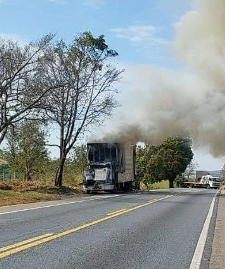 Incêndio em caminhão interdita MG-050 provocando engarrafamento de vários quilômetros