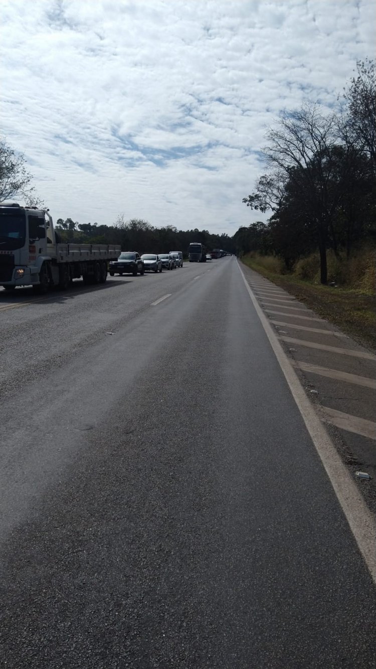 Incêndio em caminhão interdita MG-050 provocando engarrafamento de vários quilômetros