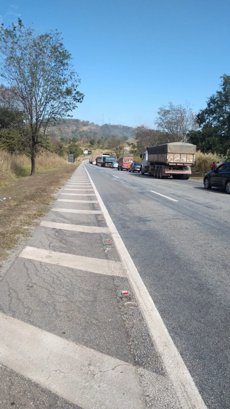 Incêndio em caminhão interdita MG-050 provocando engarrafamento de vários quilômetros