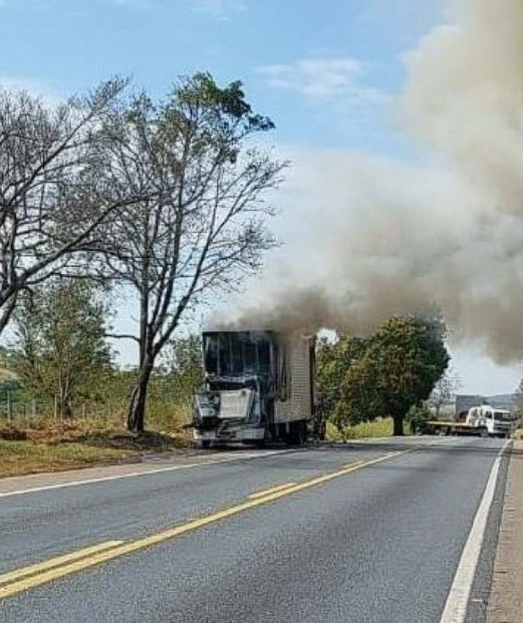 Caminhão em chamas  interdita MG-050