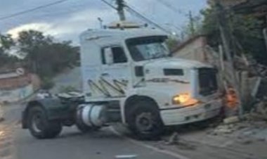 Carreta bate em muro de casa e motorista foge