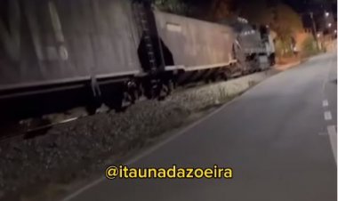 Caminhonete bate no trem  e rebate em muro de casa