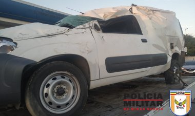 Fiorino desviou de carro na contramão e capotou