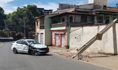 Mulher bate Fiat Cronos em poste