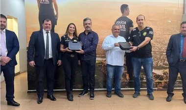 PC recebe armas em solenidade