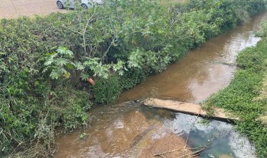 Mau cheiro denuncia esgoto no curso d’água