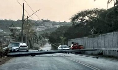 Carro colide com poste na Avenida Chico Morais