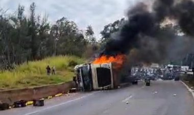 ACIDENTE  - Carreta tomba e interdita pista em Itaguara